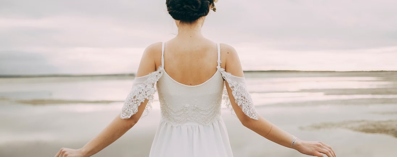 Mariée de dos face à la mer, robe en dentelle - Ma Robe d'Amour à Carros